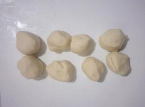 把最大的一块分成8等份，可以制作4个雪人棒棒糖馒头