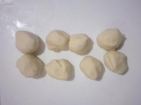 把最大的一块分成8等份，可以制作4个雪人棒棒糖馒头