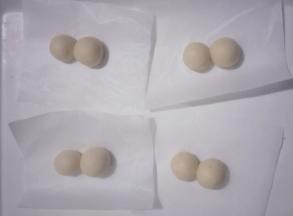 分别揉圆，两个放在一起如图