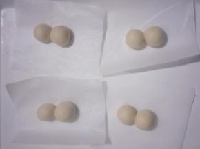 分别揉圆，两个放在一起如图