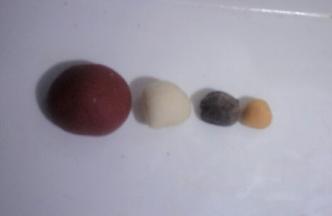 把最小的一块(2克的)一分为二分别与奥利奥饼干碎末和橙色食用色粉混合揉搓均匀，另一块(20克的)与红曲米粉混合揉搓均匀。太干可加适量的牛奶或清水