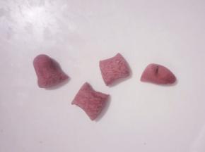 把红曲米粉面团分成4等份