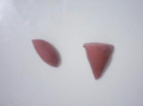 取一份分出三分之一制作围脖，另外三分之二搓成圆锥形制作雪人的帽子