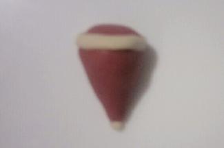 用白色面团(5克的那块)取适量分别搓长条和小圆球装饰一下帽子