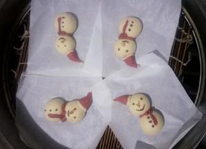 依次做好放入蒸屉，每个之间留出一定的距离。冷水下锅开小火5分钟后关火，发酵20分钟(时间仅作参考，具体发酵至面团略略变大，手指轻按面团慢慢回弹即可。)开大火，水开后再蒸15分钟左右。关火闷3分钟。OK!