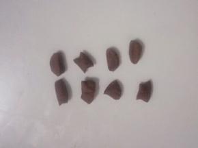 雪人蒸制期间把余下的面团揉在一起分成8等份