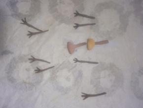 搓成长条，一头切两刀如图，制作雪人的手臂，放入烤箱上下火100度烘干即可。图中儿子还制作了两个小笤帚