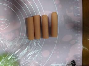 火腿肠切成四段