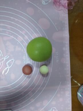 把所有材料放入盆子，揉成光滑的面团，分割成三份，100克加入抹茶粉，15克加入红曲粉，剩下的白面团备用
