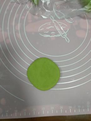 绿色面团切割3个35克，揉圆，擀成椭圆形