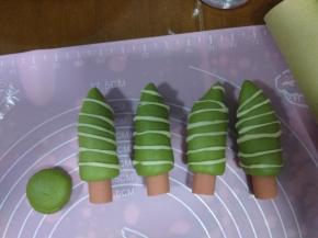 白色面团揉成一条条小条的线条，斜斜的贴在上面