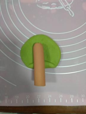 把火腿肠圆形朝上，放在面团的2/3处