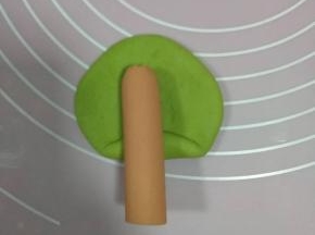 把火腿肠圆形朝上，放在面团的2/3处