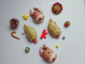 麋鹿跟圣诞树一起