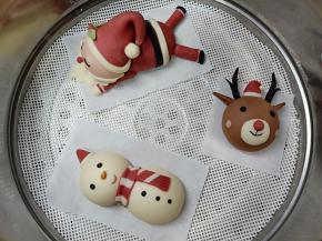 锅里放温水，卡通馒头放蒸屉里发酵，大约20分钟左右就发好了，检测一下手指轻按慢慢回弹就可以了，水开后计时，蒸10分钟后关火闷3分钟左右再开盖