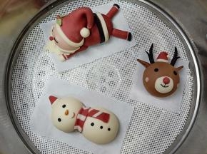 锅里放温水，卡通馒头放蒸屉里发酵，大约20分钟左右就发好了，检测一下手指轻按慢慢回弹就可以了，水开后计时，蒸10分钟后关火闷3分钟左右再开盖