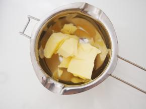 黄油放入容器中，隔水融化