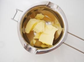 黄油放入容器中，隔水融化