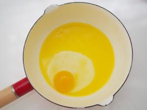 融化的黄油放入大碗中，加入一个鸡蛋搅拌均匀