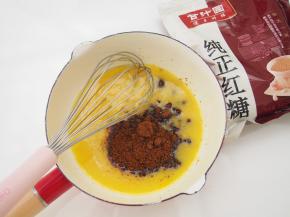 加入红糖搅拌均匀，可以用刮刀使劲压一下，尽量不要有大块颗粒。或者也可以提前将红糖用料理机打成粉使用。