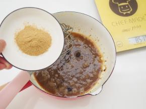 加入姜粉，搅拌均匀