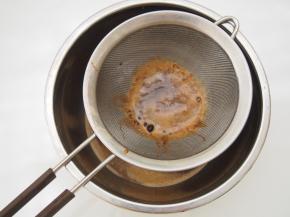 将液体过筛，防止有没有融化开的红糖颗粒