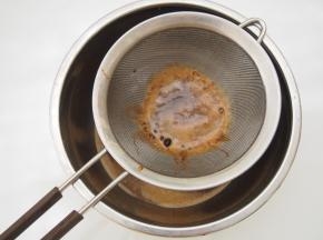 将液体过筛，防止有没有融化开的红糖颗粒