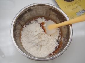 筛入低筋面粉和泡打粉，切拌成面团