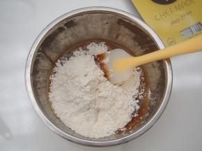 筛入低筋面粉和泡打粉，切拌成面团