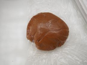 包上保鲜膜，放入冰箱冷藏1小时左右