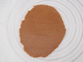 冷藏完成后将面团擀成5毫米厚的面饼