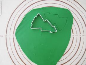 擀开后用同样的模具压出形状