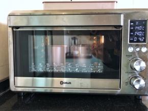 15、烤箱提前150度预热10分钟，放入蛋糕模于最下层，温度转140度上下火烘烤45分钟后立即取出倒扣，待放凉后徒手脱模。