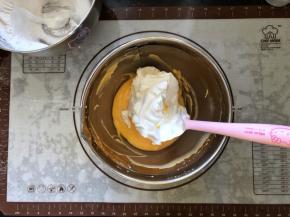 10、取一半的棉花糖蛋白霜加入到蛋黄糊中。