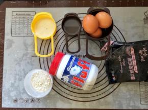 1、准备好戚风蛋糕所用的材料。