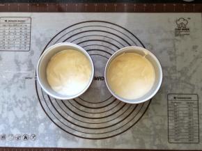 14、将蛋糕糊分别倒入到两个学厨四寸模具中。