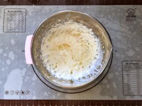 18、用电动打蛋器低速打至9分发的状态，就是能拉出硬的小尖角。