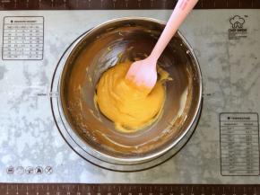 7、继续翻拌均匀。