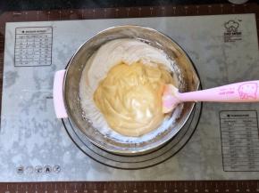 12、将混合好的蛋糕糊倒入到剩下的一半棉花糖蛋白霜中。