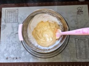 12、将混合好的蛋糕糊倒入到剩下的一半棉花糖蛋白霜中。