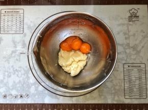 6、倒入蛋黄。