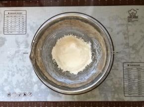 4、筛入低筋面粉。