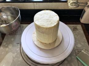 19、用Fluff淡奶油抹好整个蛋糕体和夹心部分。