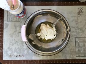 8、蛋白中一次性加入全部的fluff 棉花糖。