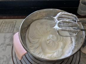 9、用电动打蛋器打至硬性发泡(硬性发泡的状态就是打蛋头上的蛋白霜能拉出直的小尖角)。