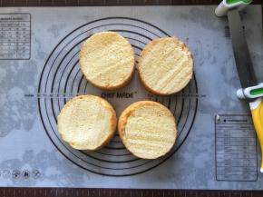 16、将蛋糕分成四片备用。