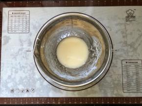 3、用蛋抽搅拌均匀至乳化状态。