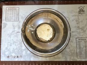 2、玉米油中加入酸奶。