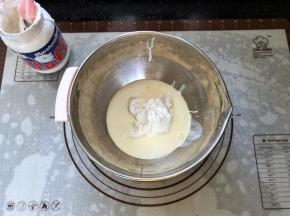 17、现在开始打发fluff 奶油。将fluff 棉花糖、淡奶油倒入打蛋盆中。