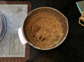 20、接下来制作咖啡奶油霜，100克黄油加入30克糖粉和10克咖啡粉用打蛋器打至顺滑后倒入100克淡奶油继续打至完全融合有清晰的纹路即可。